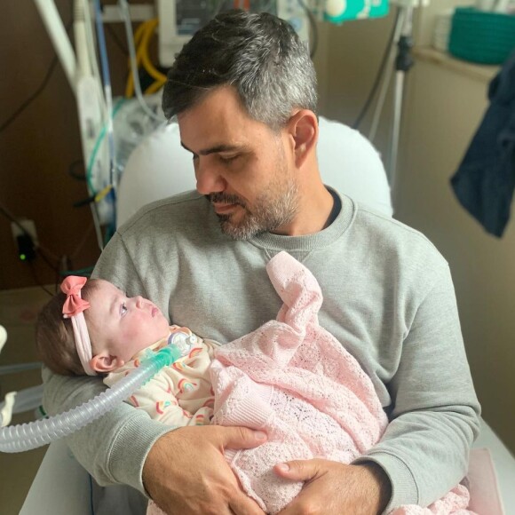 Maria Guilhermina tem em seu quarto cilindros de oxigênio e outros equipamentos para monitorar sua saúde