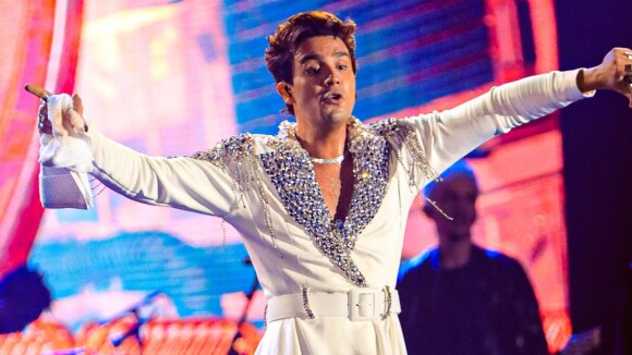 Luan Santana gera polêmica e memes nas redes sociais por figurino diferentão em show: 'Elvis Presley da Shopee'
