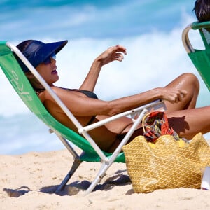 Além do banho de mar, Deborah Secco também comeu queijo coalho e batata frita