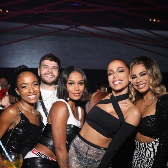 Lexa compareceu ao grande aniversário de Anitta, sua amiga de longa data