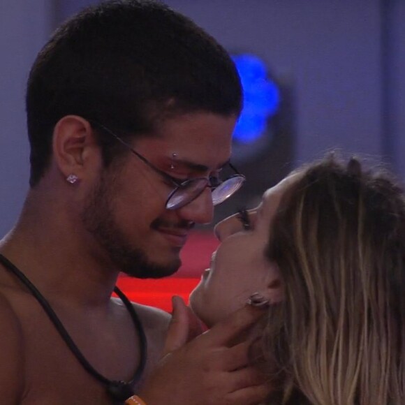 BBB 23: Bruna Griphao e Gabriel Santana trocaram flertes durante a última festa e quase se beijaram