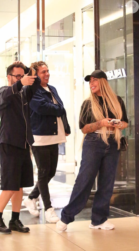 Rafaella Santos passeou com amigos em shopping do Rio de Janeiro