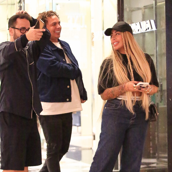 Rafaella Santos passeou com amigos em shopping do Rio de Janeiro