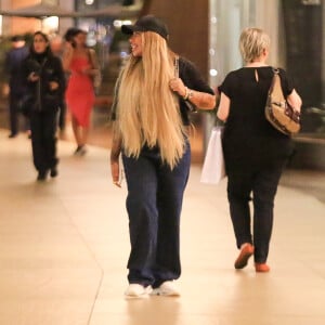 Rafaella Santos apostou em look de grife para passeio em shopping de luxo no Rio de Janeiro