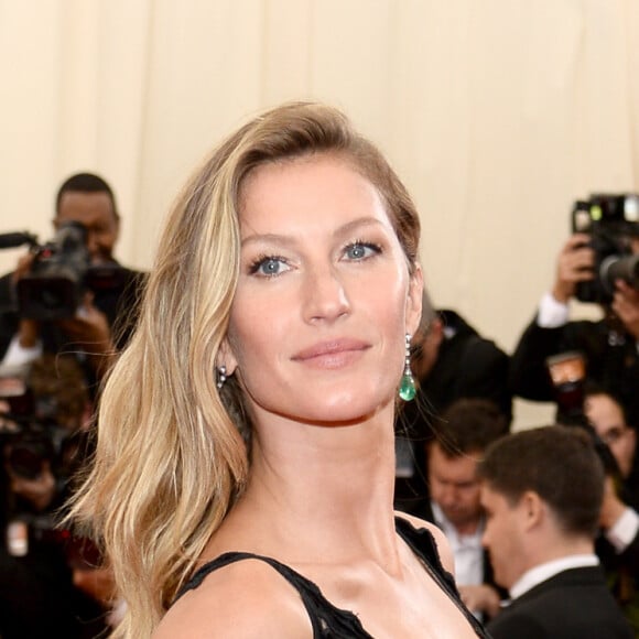 Gisele Bundchen escolheu look preto longo para o MET Gala 2014