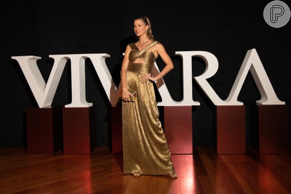 Gisele Bündchen escolheu um vestido longo dourado para evento da Vivara no Brasil