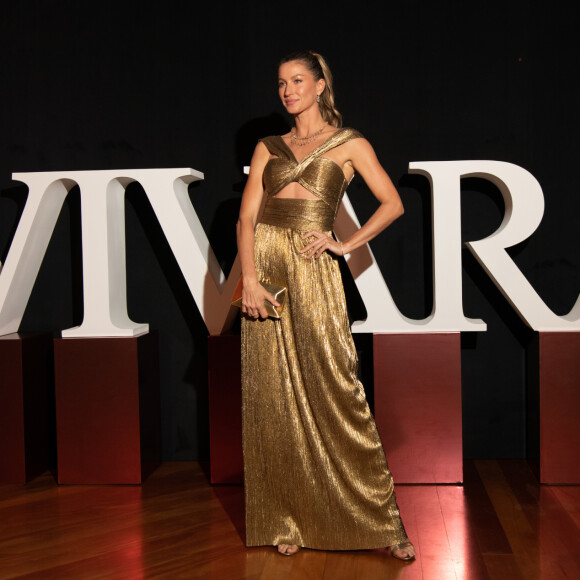 Gisele Bündchen escolheu um vestido longo dourado para evento da Vivara no Brasil