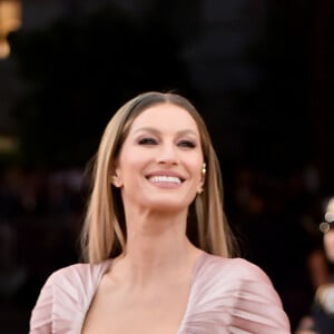 Gisele Bündchen escolheu um longo sustentável e com decote poderoso no evento