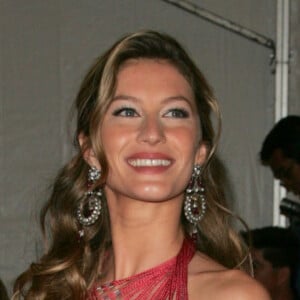 Gisele Bündchen escolheu vestido vermelho acetinado e franjas para premiação nos anos 2000