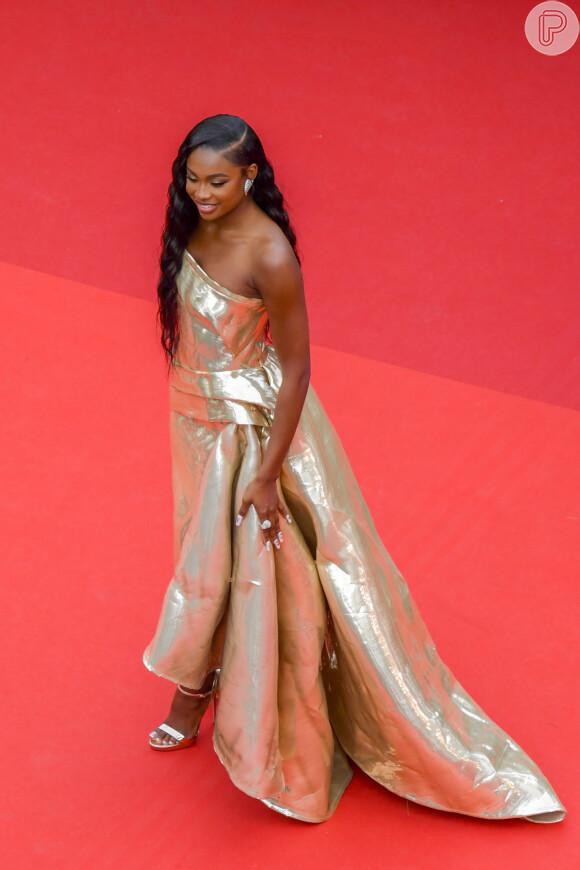 Esse vestido longo e dourado sem alças foi destaque em Cannes 2023 com Coco Jones