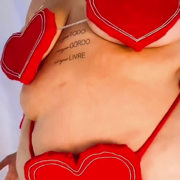 Thaís Carla admitiu, em entrevista à revista Quem, que decidiu fazer o próprio modelo de biquíni de coração por não encontrar a peça em um tamanho que servisse em seu corpo