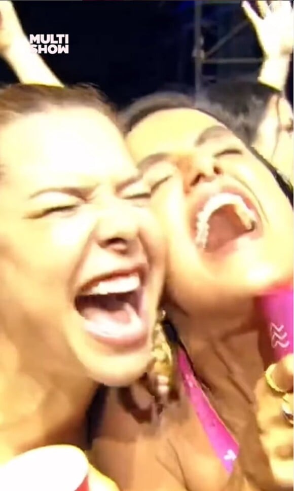 Fernanda Souza e Carol Peixinho também foram flagaradas juntas curtindo o show de Thiaguinho