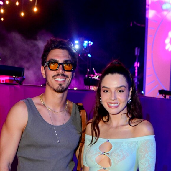 Giovanna Lancellotti com o namorado no show de Thiaguinho