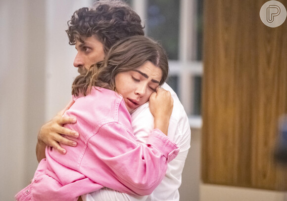 Chiara (Jade Picon) vem passando por mudança e agora vai acusar o ex Ari (Chay Suede), na novela 'Travessia'