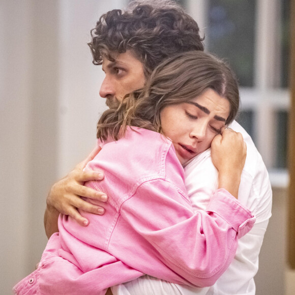 Chiara (Jade Picon) vem passando por mudança e agora vai acusar o ex Ari (Chay Suede), na novela 'Travessia'