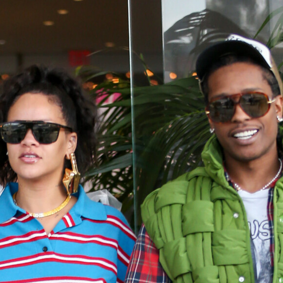 Barriga de gravidez em evidência: Rihanna, grávida, adora valorizar as curvas da gravidez em look