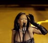 Grávida, Rihanna usou transparência e franjas em look para apresentação no Oscar 2023