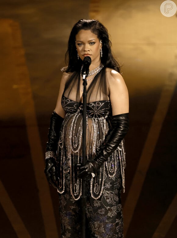Moda de Rihanna grávida é repleta de elementos ousados, como transparência e renda