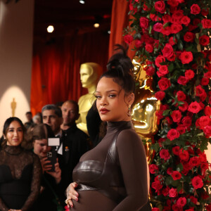 Look longo de Rihanna no Oscar tinha cauda poderosa e recortes