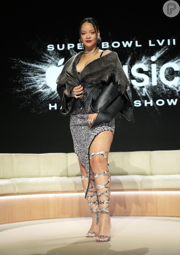 Look de Rihanna em coletiva de Super Bowl tinha sandália gladiadora