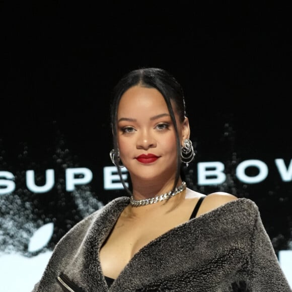 Look de Rihanna em coletiva de Super Bowl tinha sandália gladiadora