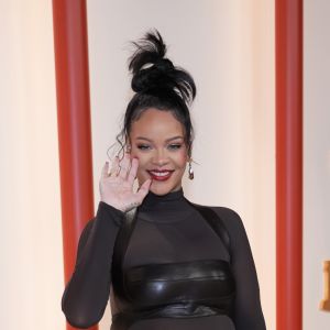 Look de Rihanna deixou barriga à mostra em transparência no Oscar 2023