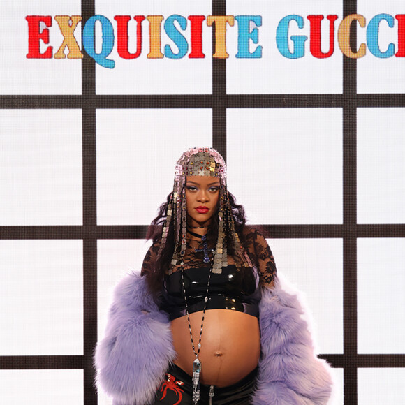 Rihanna escolheu conjunto estampado em desfile da Gucci durante a primeira gravidez