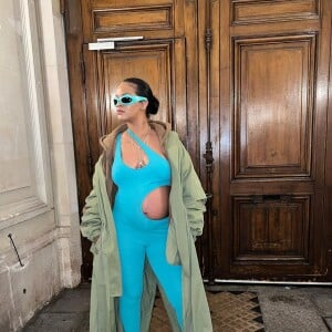 O macacão azul com múltiplos recortes foi usado por Rihanna na primeira gravidez