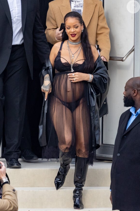 Vestido transparente de Rihanna foi usado pela cantora durante primeira gravidez na Semana de Moda de Paris em 2022