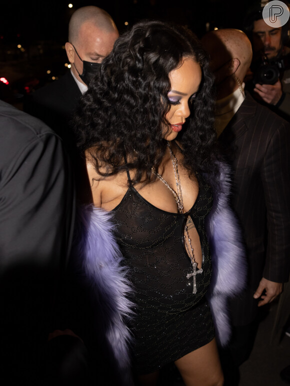 Rihanna também usou vestidos míni durante sua gravidez: esse tinha recorte na barriga