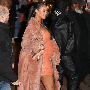 As sandálias gladiadoras são escolhas marcantes de Rihanna na gravidez