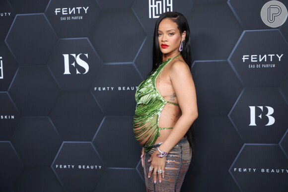 A cantora Rihanna aposta em peças autênticas e com tendências de moda na gravidez