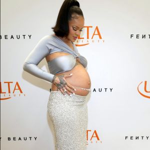 O look metalizado de Rihanna evidenciou a barriga da cantora na primeira gravidez