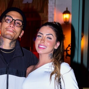 MC Mirella ganha beijo de Dynho Alves, seu ex-marido, indica retomada do namoro e é detonada na web