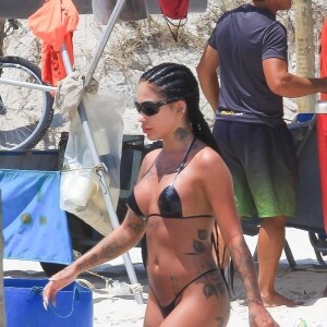 De biquíni, MC Mirella costuma ser flagrada por fotógrafos em dia na praia