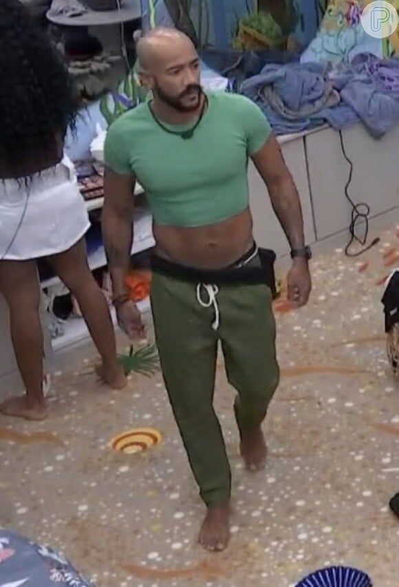 Ricardo, do 'BBB 23', de cropped: brother apostou em uma blusinha bem justa para marcar o corpo