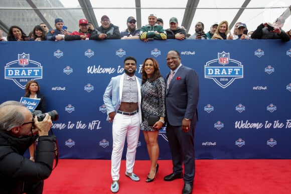 Ezekiel Elliott de cropped: atleta quebrou paradigmas ao aparecer com a tendência em um evento da NFL