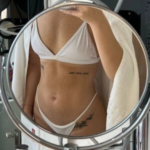 De biquíni branco, Mel Maia apareceu com o corpo molhado em foto