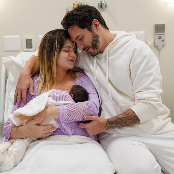 Viih Tube e Eliezer postaram a primeira foto com a filha, Lua