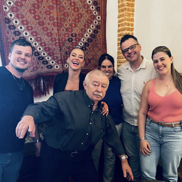 No seu aniversário, a atriz tambéma apareceu ao lado de pessoas próximas