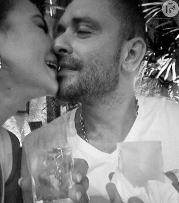 Paolla Oliveira ainda recebeu um beijão do marido Diogo Nogueira!