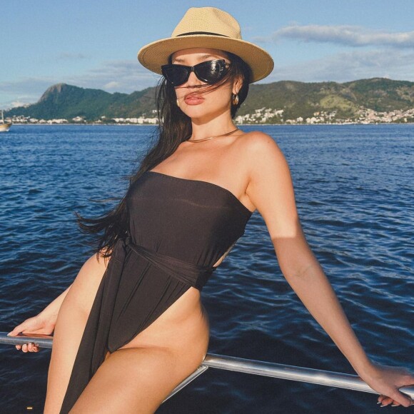 Juliette usou body preto cavado da marca Kanakaiana