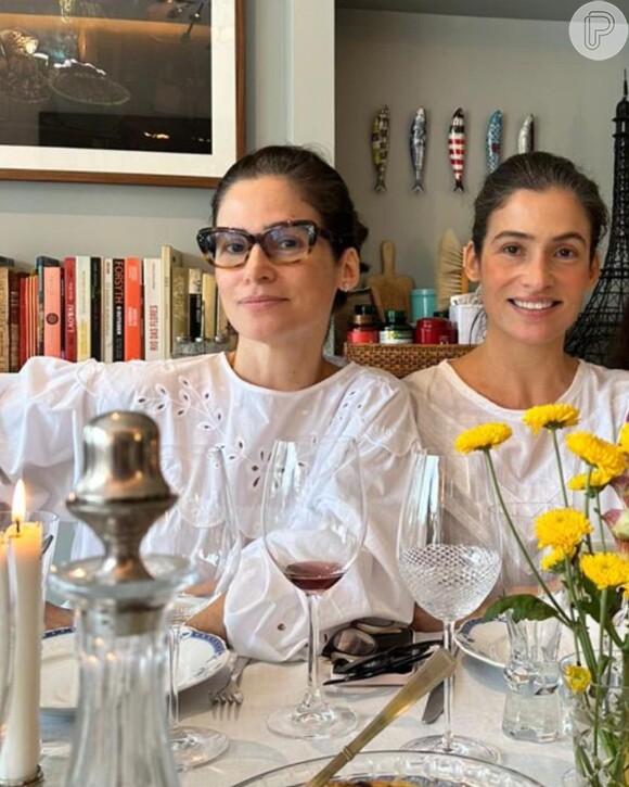 Renata Vasconcellos posa com a irmã gêmea, a estilista e coordenadora de estilo Lanza Mazza