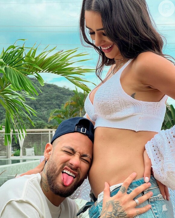 Pai pela segunda vez, Neymar fez carinhos na barriga de Bruna Biancardi em ensaio fotográfico