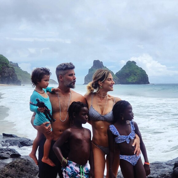 Bruno Gagliasso, Giovanna Ewbank, e os filhos - Títi, Bless e Zyan - voltaram de Fernando de Noronha para o Rio de Janeiro
