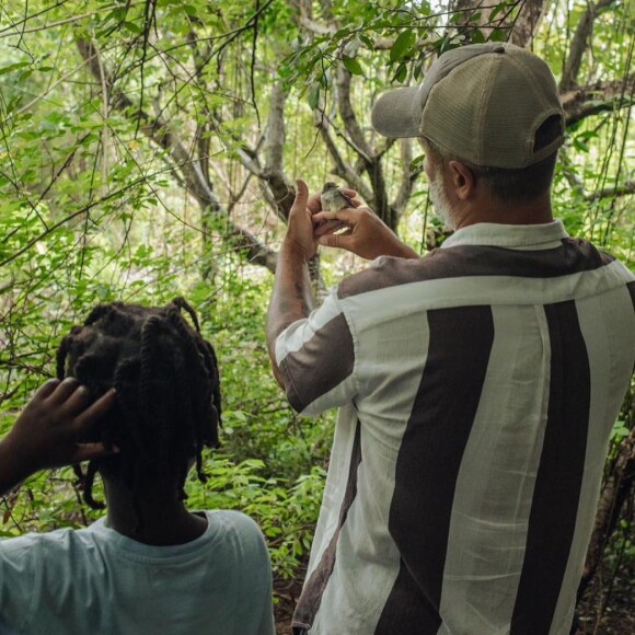Bruno Gagliasso fez um passeio com o filho Bless durante viagem por Fernando de Noronha
