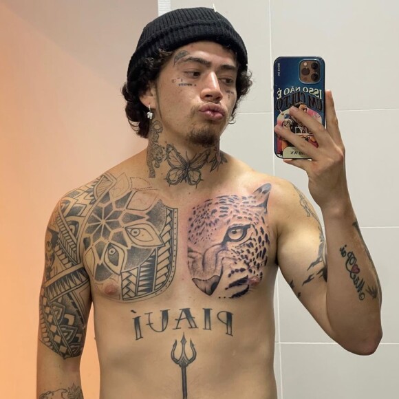 Whindersson Nunes tatuou a frase 'Live Like a Warrior' (Viva como um Guerreiro) nas maçãs do rosto, junto com uma cruz e um emoji de rosto feliz no lado direito