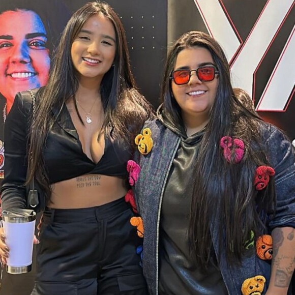 Yasmin Santos e a namorada, Ana Sprot, foram vítimas de assalto