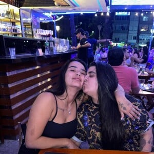 Yasmin Santos e namorada viviam outras relações quando se conheceram