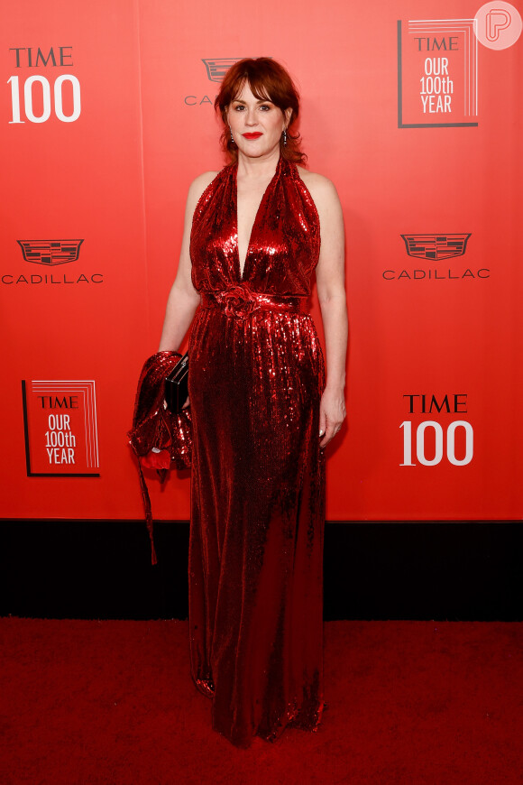 Vestido de festa vermelho e com brilho foi a escolha de Molly Ringwald
